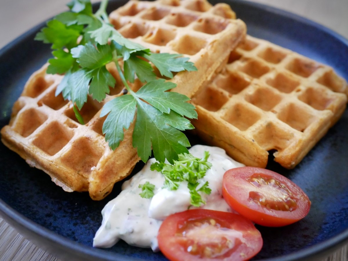 Vegane High Protein Pizzawaffel mit Kräuterdip – Veprosa Vegane High Protein Pizzawaffel mit Kräuterdip – Veprosa